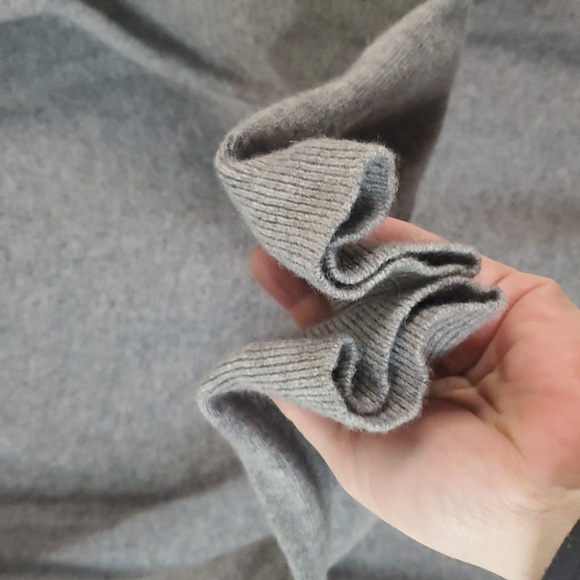 Garnet Hill Cashmere Shirttail Sweater Size Medium Grey Lace Bottom - Picture 8 of 14